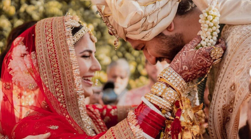बॉलीवुड अभिनेता विक्की कौशल और कटरीना कैफ शादी के बंधन में बंध गए हैं। VicKat ने राजस्थान के सवाई माधोपुर जिला के सिक्स सेन्स फोर्ट में गुरुवार के दिन शादी कर ली है। दोनों के विवाह की तस्वीरे कटरीना कैफ ने अपने इंस्टाग्राम अकाउंट पर साझा की हैं। उनकी फोटोज पर बॉलीवुड अभिनेता ऋतिक रोशन ने सहित बहुत सारे फैंस और सेलेब्रिटीज बधाइयां दे रहे हैं। 