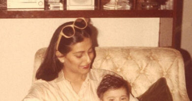 सोनम कपूर ने जो अपने बचपन की तस्वीर शेयर की है उसमें देखा जा सकता है कि सोनम की मम्मी सुनीता कपूर उन्हें गोद में लिए बैठी हैं। फैंस इस तस्वीर को देख छोटी सोनम को काफी क्यूट बता रहें हैं।