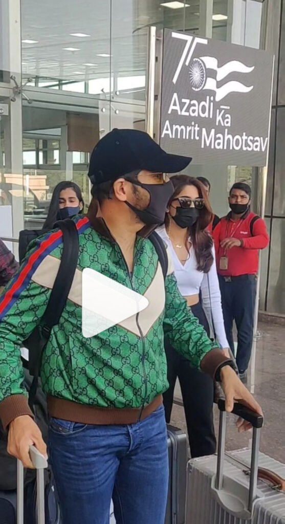 आज जोधपुर एयरपोर्ट पर कंई बॉलीवुड सितारों को स्पॉट किया गए। ये स्टार विक्की कौशल और कैटरीना कैफ की शादी में शामिल होने के लिए जोधपुर पहुंचे। 