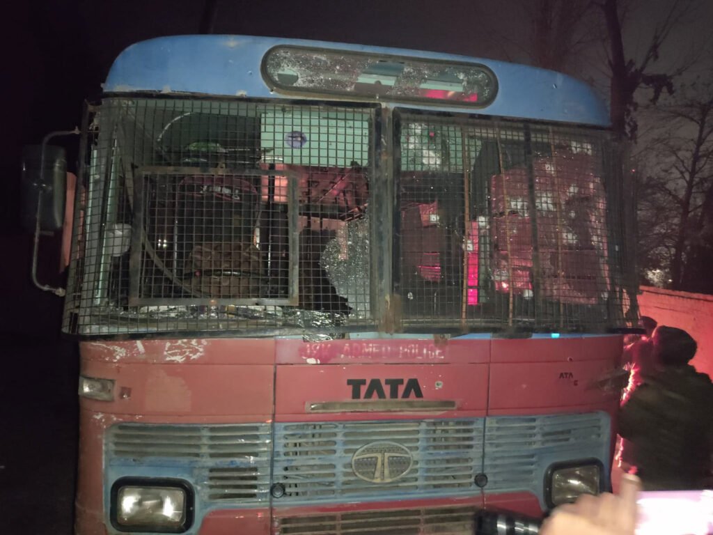 जम्मू कश्मीर के श्रीनगर में जम्मू कश्मीर पुलिस की बस पर सोमवार शाम को हुए आतंकवादी हमले में 2 पुलिसकर्मी शहीद हो गए हैं। इस वारदात में 12 पुलिस के जवान बुरी तरह से घायल हो गए हैं। जिनमें से दो की हालत गंभीर बताई जा रही है।