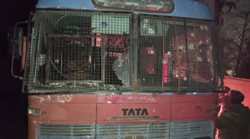 जम्मू कश्मीर के श्रीनगर में जम्मू कश्मीर पुलिस की बस पर सोमवार शाम को हुए आतंकवादी हमले में 2 पुलिसकर्मी शहीद हो गए हैं। इस वारदात में 12 पुलिस के जवान बुरी तरह से घायल हो गए हैं। जिनमें से दो की हालत गंभीर बताई जा रही है।