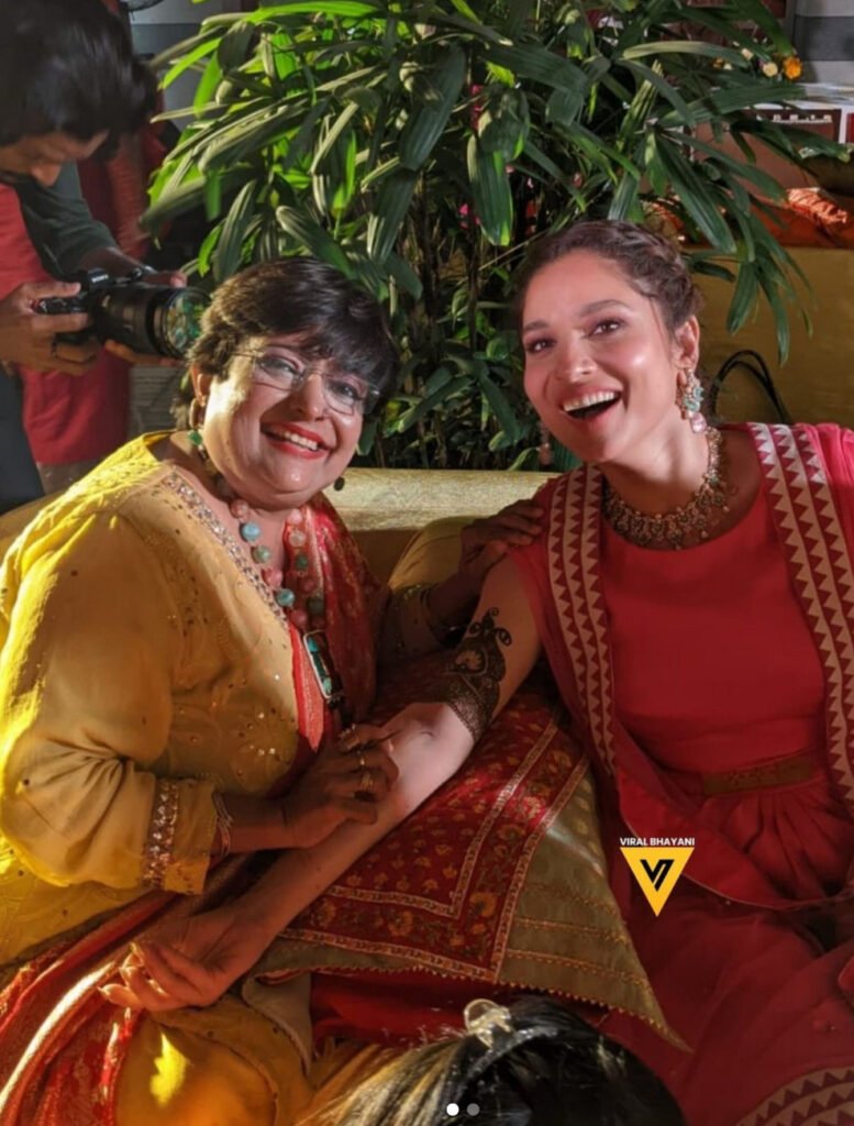 अंकिता लोखंडे जल्द ही बॉयफ्रैंड विक्की जैन संग शादी के बंधन में बंधने वाली हैं। उनकी मेहँदी सेरेमनी की कुछ तस्वीरें सामने आयी हैं जिनमें होने वाली दुल्हन काफी खुश नजर आ रही हैं। 