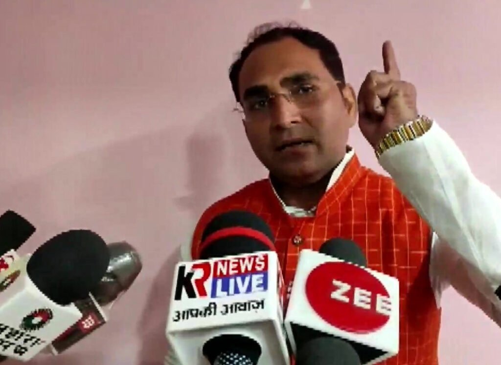 बीजेपी नेता गजेंद्र झा ने बिहार के पूर्व सीएम जीतन राम मांझी की जीभ काटकर लाने वाले पंडित को 11 लाख रुपए इनाम देने की घोषणा की 1 बिहार के पूर्व मुख्यमंत्री जीतन राम मांझी ने पंडितों को लेकर एक विवादित ब्यान दिया था। जिसके बाद अब बीजेपी नेता गजेंद्र झा ने मांझी की जीभ काटकर लाने वाले पंडित को 11 लाख रूपये इनाम देने की घोषणा की है।
