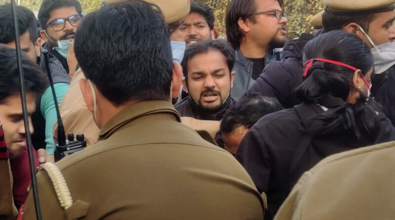 नीट-पीजी 2021 काउंसलिंग में देरी को लेकर दिल्ली में बड़ी संख्या में रेजिडेंट डॉक्टर्स ने प्रदर्शन किया। प्रदर्शन के दौरान डॉक्टरों और पुलिस के बीच झड़प भी हुई। दोनों पक्षों का दावा है कि उनकी तरफ से कई लोग घायल हुए हैं। रेजिडेंट डॉक्टर ने अपना आंदोलन तेज करते हुए सोमवार को सांकेतिक रूप से अपने लैब में पहनने वाले कोट लौटा दिए थे। डॉक्टरों का आंदोलन जारी रहने से केंद्र सरकार द्वारा संचालित तीन अस्पतालों, राम मनोहर लोहिया अस्पताल, लेडी हार्डिंग अस्पताल और सफदरजंग अस्पताल के साथ ही दिल्ली सरकार के कुछ सरकारी अस्पतालों में मरीजों का इलाज प्रभावित हुआ।
