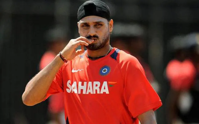 हरभजन सिंह ने आज शुक्रवार को अंतराष्ट्रीय क्रिकेट से संन्यास लेने का ऐलान कर दिया है। उन्होंने एक ट्वीट करते हुए इस बात की जानकारी दी है। 