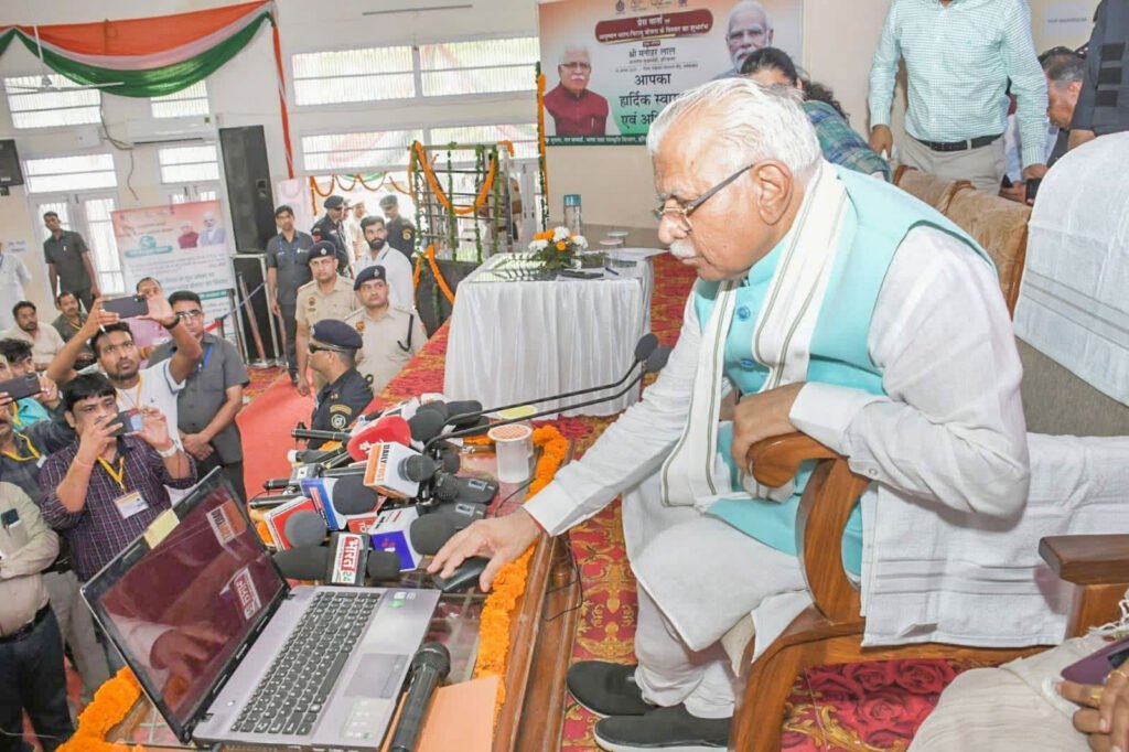 हरियाणा के मुख्यमंत्री मनोहर लाल खट्टर ने सीएम केजरीवाल द्वारा दिल्ली में मुफ्त दी जा रही सुविधाओं को लेकर निशाना साधा है। मुख्यमंत्री खट्टर ने कहा कि हरियाणा आत्मनिर्भरता के पांच मापदंडों में सिर्फ प्रदर्शन करने वाला है और राज्य की अर्थव्यवस्था दिल्ली की तुलना में बेहतर है। दिल्ली सरकार ने मुफ्त देकर अपनी अर्थव्यवस्था को खराब कर लिया है।