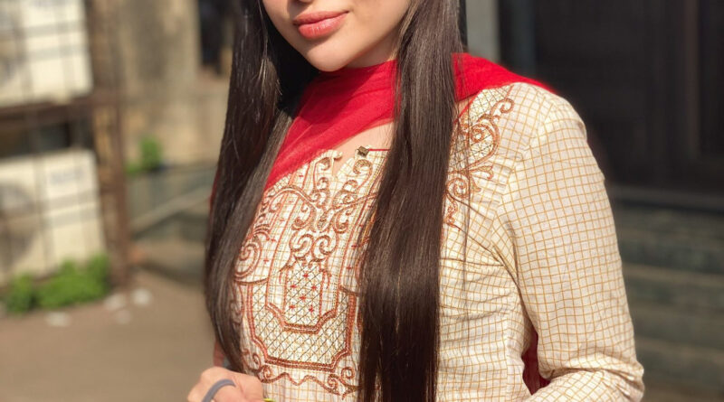 उर्फी जावेद की ट्रेडिशनल लुक वाली तस्वीरें सोशल मीडिया पर खूब वायरल हो रही हैं। उर्फी के ये तस्वीरें देख लोग तरहं-तरहं के कमेंट कर रहें हैं। 