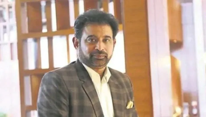 विराट कोहली ने अक्टूबर 2021 में घोषणा की थी कि वह T20 वर्ल्ड कप के बाद इस फॉर्मेट की कप्तानी छोड़ देंगे। इसके बाद अगले 2 महीने तक विराट कोहली और बीसीसीआई अध्यक्ष सौरव गांगुली के बीच कप्तानी विवाद काफी जारी रहा। इस पूरे विवाद पर अब चीफ सिलेक्टर चेतन शर्मा ने अपनी चुप्पी तोड़ी है। दक्षिण अफ्रीका के खिलाफ तीन वनडे मैचों की सीरीज के लिए टीम इंडिया का ऐलान करते समय भारतीय क्रिकेट टीम के मुख्य चयनकर्ता ने प्रेस वार्ता में कहा कि भारतीय क्रिकेट कंट्रोल बोर्ड ने विराट कोहली से टी20 की कप्तानी नहीं छोड़ने का अनुरोध किया था। Chetan Sharma  ने कहा कि बोर्ड ने विराट कोहली से कहा था कि इस बारे में वर्ल्ड कप के बाद बात करेंगे।