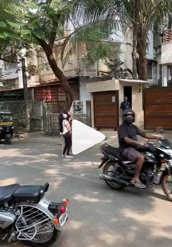 कार्तिक आर्यन के घर के बाहर उनकी फीमेल फैंस काफी देर से 'कार्तिक, कार्तिक बाहर आओ' चिल्ला रही थी। इसके बाद एक्टर ने कुछ ऐसा कदम उठाया कि सोशल मीडिया यूजर हैरान रह गए। 