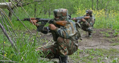 जम्मू कश्मीर के कुलगाम जिले में सुरक्षाबलों के हाथ बड़ी कामयाबी लगी है। पुलिस और सुरक्षाबलों ने एनकाउंटर में एक आतंकी को ढेर कर दिया है। एनकाउंटर में मारे गए आतंकी की पहचान जैश ए मोहम्मद के आतंकी के रूप में हुई है। हालांकि इस मुठभेड़ में एक सुरक्षाकर्मी भी शहीद होने की खबर आ रही है।