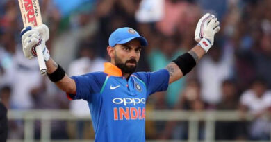 विराट कोहली ने शनिवार के दिन भारतीय टेस्ट मैच टीम के कप्तान पद से इस्तीफा दे दिया है। विराट के इस फैसले से फैंस काफी निराश नजर आ रहे हैं। कोहली ने टेस्ट टीम की कप्तानी छोड़ने की घोषणा सोशल मीडिया प्लेटफार्म के जरिए की है। उन्होंने ट्विटर पर एक भावुक संदेश लिखकर कप्तानी को अलविदा कहा। 