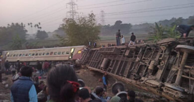 पश्चिम बंगाल के जलपाईगुड़ी में राजस्थान से गुवाहाटी जाने वाली बीकानेर एक्सप्रेस दुर्घटनाग्रस्त हो गई है। हादसे में रेल के 12 डिब्बे पटरी से उतर गए। जिनमें से चार पांच डिब्बों को भारी नुकसान हुआ है। ट्रेन नंबर 15633 बीकानेर एक्सप्रेस मंगलवार रात राजस्थान के बीकानेर से रवाना हुई थी।  गुरुवार सुबह 5:44 पर ट्रेन पटना रेलवे स्टेशन से चलकर दोपहर 2:00 बजे किशनगंज पहुंची और वहां से गुवाहाटी के लिए रवाना हुई थी। ट्रेन करीब 5:00 बजे के आसपास दुर्घटनाग्रस्त हुई है।
