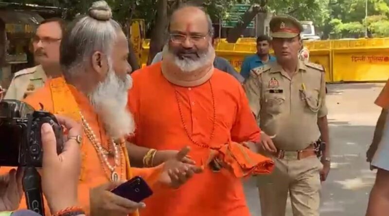हरिद्वार हेट स्पीच मामले में पुलिस ने गुरुवार के दिन पहली गिरफ्तारी की है। इस गिरफ्तारी पर डासना मंदिर देवी मंदिर के पुजारी यति नरसिंहानंद पुलिस अधिकारियों पर भड़के। उन्होंने कहा कि तुम सब मरोगे।