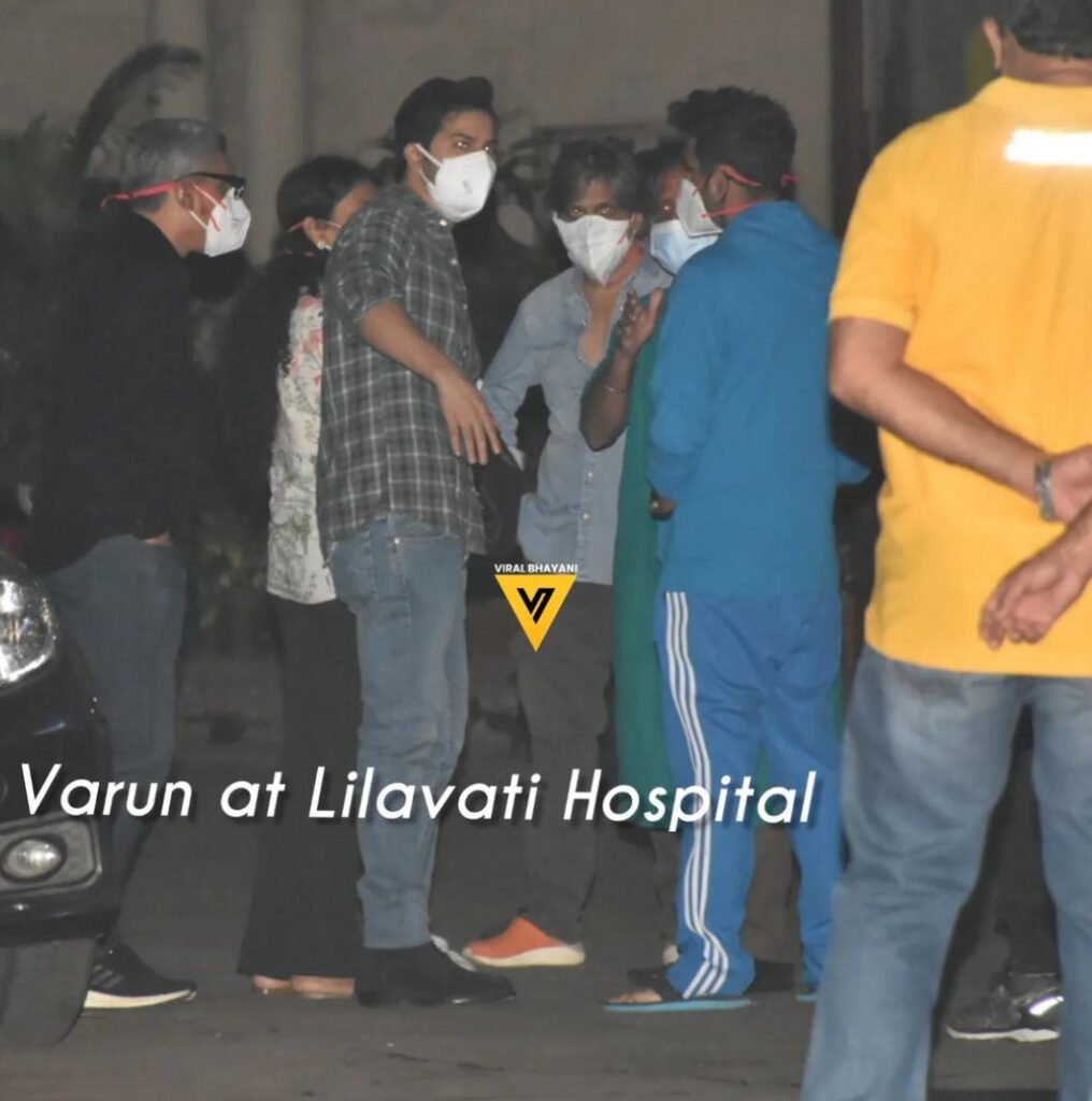वरुण धवन के ड्राइवर मनोज साहू का हार्ट अटैक के कारण निधन हो गया है। मनोज का ऐसे अचानक चले जाने से वरुण को बड़ा झटका लगा है। उन्होंने एक थ्रोबैक वीडियो शेयर करते हुए बताया कि मनोज पिछले 26 सालों से उनके साथ थे। 
