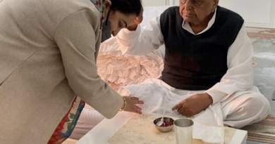 उत्तर प्रदेश के पूर्व मुख्यमंत्री मुलायम सिंह की छोटी बहू अपर्णा यादव ने बीजेपी का दामन थाम लिया है। उन्होंने यूपी के उपमुख्यमंत्री केशव प्रसाद मौर्य की मौजूदगी में बीजेपी का दामन थामा है। इस अवसर पर उन्होंने कहा कि मैं केंद्र सरकार के कार्यों से प्रभावित होकर राष्ट्र धर्म के लिए भारतीय जनता पार्टी में शामिल हुई हूं।