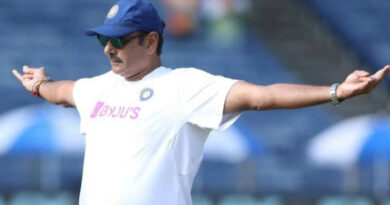 भारतीय टीम के पूर्व हेड कोच रवि शास्त्री ने पाकिस्तान के पूर्व क्रिकेटर शोएब अख्तर के साथ विशेष बातचीत के दौरान विराट कोहली रोहित शर्मा और महेंद्र सिंह धोनी की कप्तानी के बारे में बात की। इस दौरान रवि शास्त्री ने भारतीय टीम के पूर्व कप्तान महेंद्र सिंह धोनी की जमकर तारीफ की।