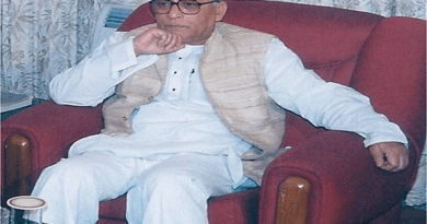 गणतंत्र दिवस की पूर्व संध्या पर खुद को पदम विभूषण सम्मान दिए जाने के ऐलान के बाद पश्चिम बंगाल के पूर्व मुख्यमंत्री बुद्धदेव भट्टाचार्य ने चौंकाने वाली प्रतिक्रिया दी है। उन्होंने इस सम्मान को स्वीकार करने से इंकार कर दिया है। बुद्धदेव का कहना है कि यह पुरस्कार दिए जाने से पहले उन्हें कोई जानकारी नहीं दी गई थी। हालांकि सरकारी सूत्रों का कहना है कि वह बीमार चल रहे थे और उनके परिवार के सदस्यों से संपर्क किया गया था। जिन्होंने पुरस्कार लेने से इनकार किया था। हालांकि यह पहला मौका नहीं है जब किसी बड़ी हस्ती ने पदम सम्मान लेने से इनकार किया है।  इससे पहले भी कई ऐसे मामले सामने आ चुके हैं। 