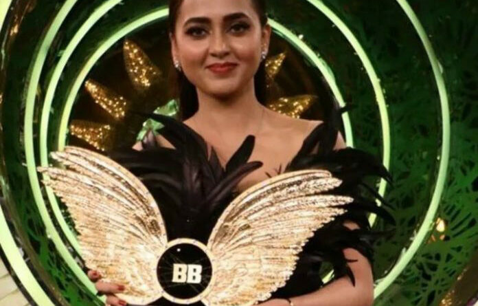 Bigg Boss 15 Grande Finale : Tejasswi Prakash ने Bigg Boss 15 की ट्रॉफी अपने नाम कर ली है। बिग बॉस 15 के फिनाले में करण कुंद्रा , निशांत भट्ट , प्रतीक सहजपाल और तेजस्वी प्रकाश के बीच मुकाबला था।