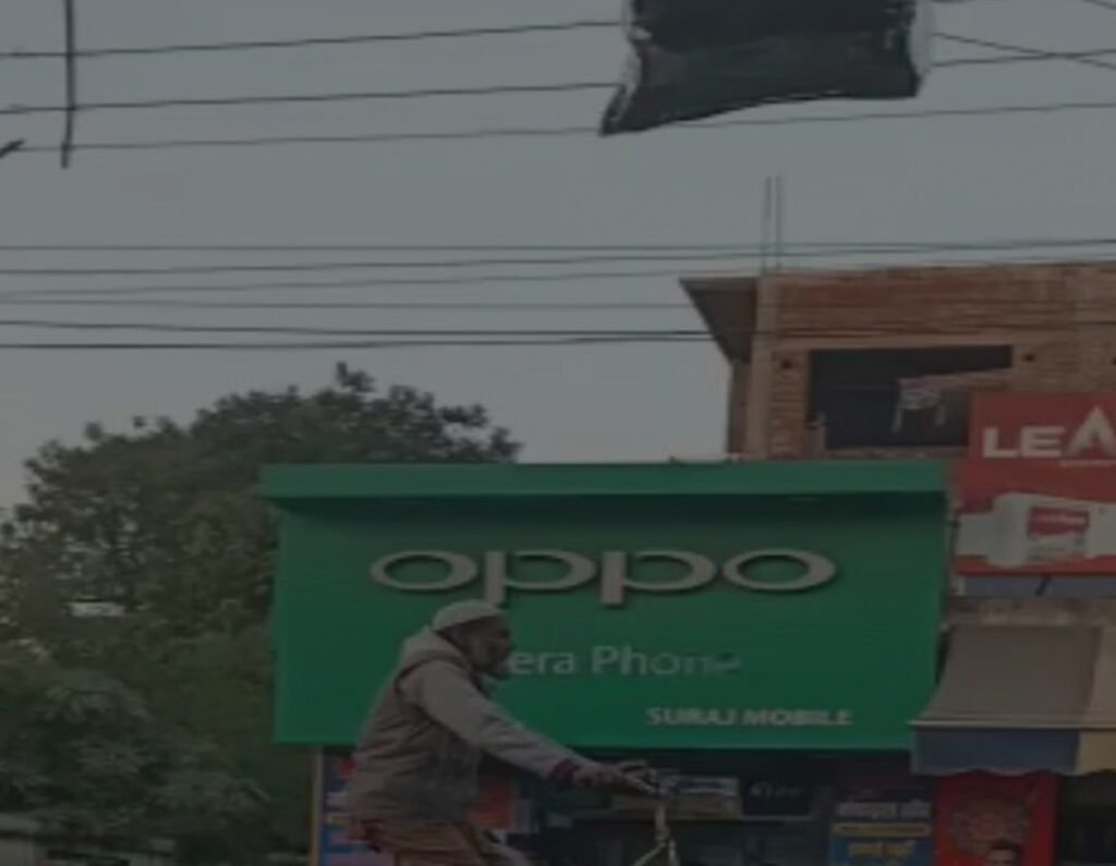 Viral Video: सोशल मीडिया पर वायरल हुई चच्चा की जुगाड़ू साइकिल, वीडियो देख लोग बोले-'चच्चा चढ़ तो गए पर उतरोगे कैसे ?' 3 सोशल मीडिया पर एक चच्चा का देसी जुगाड़ से बनाया हुआ साइकिल काफी वायरल हो रहा है। चच्चा का यह साइकिल देख सोशल मीडिया की जनता हैरानी में पड़ गई है कि चच्चा आखिर इस साइकिल से उतरेंगे कैसे ?