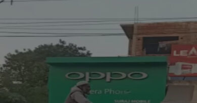 सोशल मीडिया पर एक चच्चा का देसी जुगाड़ से बनाया हुआ साइकिल काफी वायरल हो रहा है। चच्चा का यह साइकिल देख सोशल मीडिया की जनता हैरानी में पड़ गई है कि चच्चा आखिर इस साइकिल से उतरेंगे कैसे ?