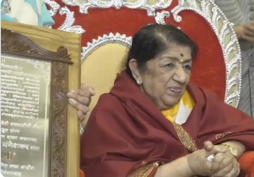 लता मंगेशकर की तबियत एक बार फिर से बिगड़ने लगी है। उनको एक बार फिर से वेंटिलेटर पर रखा गया है। लता दीदी का इलाज कर रहे डॉक्टर प्रतीत सदामनी ने उनकी तबियत बिगड़ने के बारे में जानकारी दी है। 