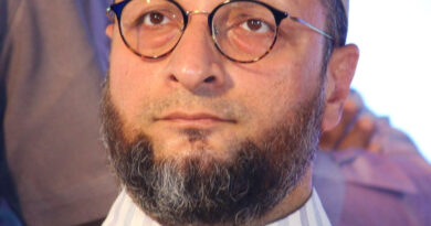 गुरुवार के दिन AIMIM प्रमुख असदुद्दीन ओवैसी की कार पर यूपी के हापुड़ में फायरिंग हुई थी। खुद पर हुए हमले को लेकर हैदराबाद से सांसद ओवैसी ने सदन में केंद्र सरकार द्वारा दी जाने वाली जेड प्लस सुरक्षा को ठुकराते हुए हमलावरों पर UAPA लगाने की मांग की है।