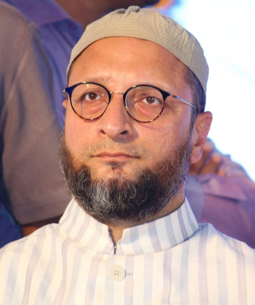 गुरुवार के दिन AIMIM प्रमुख असदुद्दीन ओवैसी की कार पर यूपी के हापुड़ में फायरिंग हुई थी। खुद पर हुए हमले को लेकर हैदराबाद से सांसद ओवैसी ने सदन में केंद्र सरकार द्वारा दी जाने वाली जेड प्लस सुरक्षा को ठुकराते हुए हमलावरों पर UAPA लगाने की मांग की है।