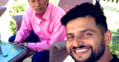 क्रिकेटर सुरेश रैना के पिता त्रिलोकचंद रैना का आज निधन हो गया है। वे भारतीय सेना का हिस्सा थे और उन्हें बम बनाने में मास्टर थे। 