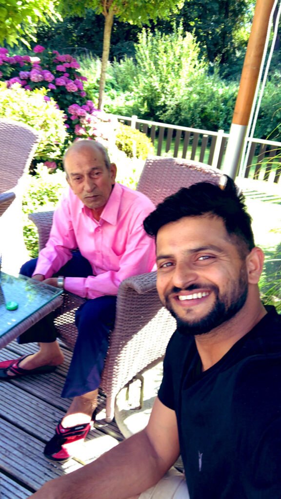 क्रिकेटर सुरेश रैना के पिता त्रिलोकचंद रैना का आज निधन हो गया है। वे भारतीय सेना का हिस्सा थे और उन्हें बम बनाने में मास्टर थे। 