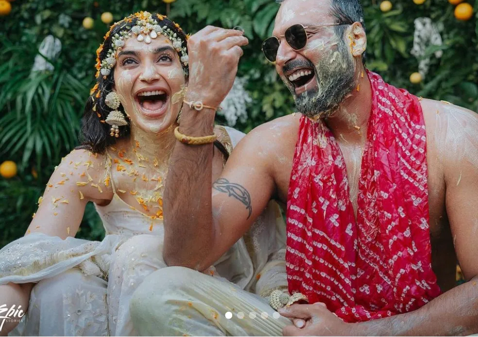 टीवी एक्ट्रेस करिश्मा तन्ना अपने बॉयफ्रेंड वरुण बंगेरा संग शादी के बंधन में बंधने जा रही है। दोनों के प्री वेडिंग फंक्शन गोवा में शुरू हो चुके है। उनकी हल्दी और मेहँदी सेरेमनी की तस्वीरें सोशल मीडिया पर खूब पसंद की जा रही है।