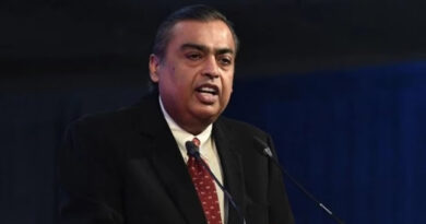 गौतम अडानी ने एशिया के सबसे अमीर शख्स मुकेश अंबानी को कमाई के मामले में पछाड़ दिया है। अदानी ने एक छोटी सी कमोडिटी ट्रेडिंग कंपनी से व्यापार की शुरुआत की थी। जिसके बाद उन्होंने कई खानों बंदरगाहों ग्रीन एलर्जी के क्षेत्र में विस्तार किया।