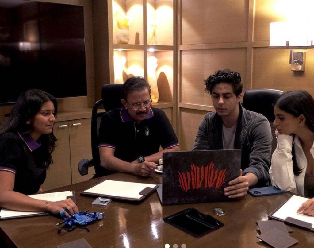 इंडियन प्रीमियर लीग (IPL 2022) का ऑक्शन शुरू हो गया है। इस ऑक्शन में आर्यन खान और सुहाना खान को अपने पिता शाहरुख़ खान का प्रतिनिधित्व करते देखा गया। 