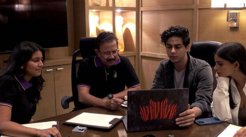 इंडियन प्रीमियर लीग (IPL 2022) का ऑक्शन शुरू हो गया है। इस ऑक्शन में आर्यन खान और सुहाना खान को अपने पिता शाहरुख़ खान का प्रतिनिधित्व करते देखा गया। 