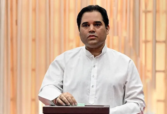 विजय माल्या, नीरव मोदी और ऋषि अग्रवाल द्वारा किए गए घोटालों को लेकर बीजेपी सांसद वरुण गांधी ने केंद्र सरकार पर साधा निशाना 3 भारतीय जनता पार्टी के सांसद वरुण गांधी ने विजय माल्या , नीरव मोदी और ऋषि अग्रवाल द्वारा किए गए बड़े बैंक घोटालों को लेकर अपनी ही केंद्र सरकार पर निशाना साधा है। उन्होंने कहा कि इस महा भ्रष्ट व्यवस्था पर एक 'मजबूत सरकार' से मजबूत कार्यवाही की अपेक्षा की जाती है।