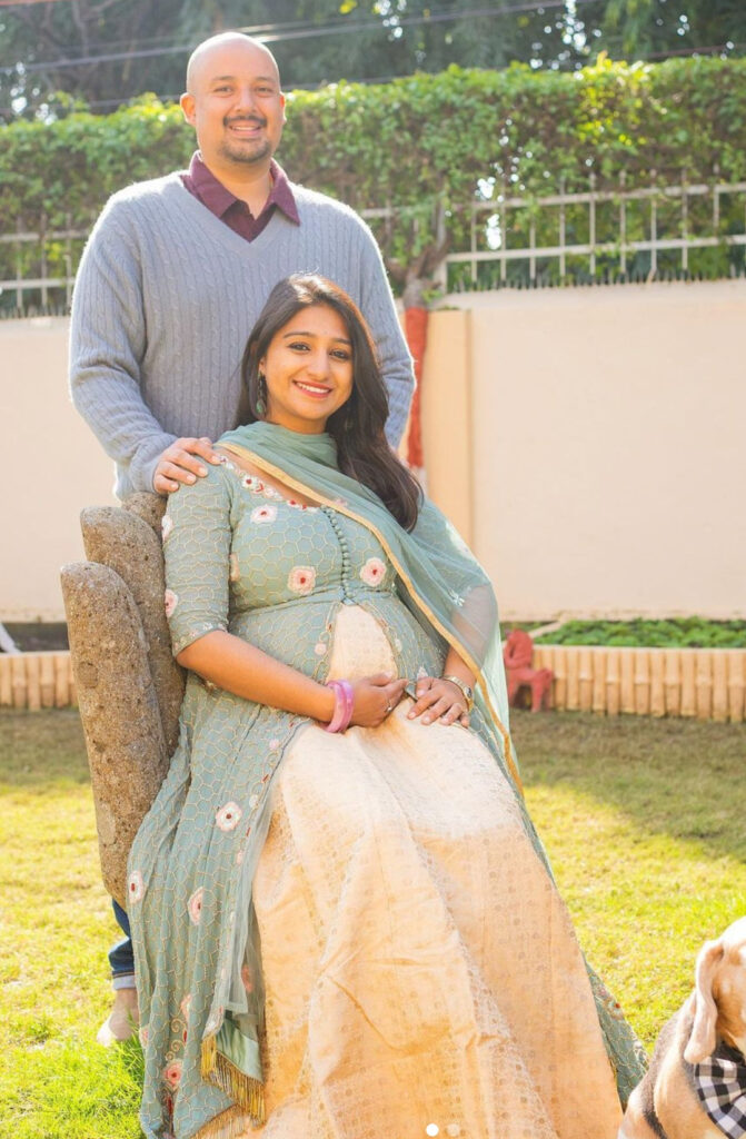 मोहिना कुमारी जल्द ही माँ बनने वाली है। उन्होंने अपनी कुछ तस्वीरें सोशल मीडिया पर शेयर करते हुए ये गुड न्यूज़ शेयर की है। 