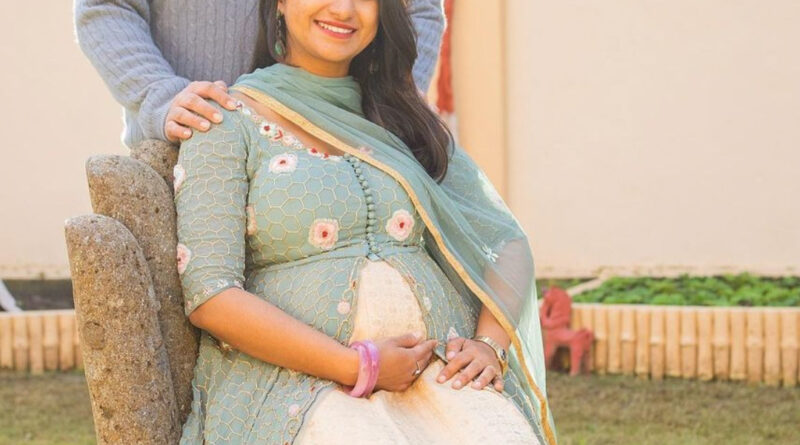 मोहिना कुमारी जल्द ही माँ बनने वाली है। उन्होंने अपनी कुछ तस्वीरें सोशल मीडिया पर शेयर करते हुए ये गुड न्यूज़ शेयर की है। 