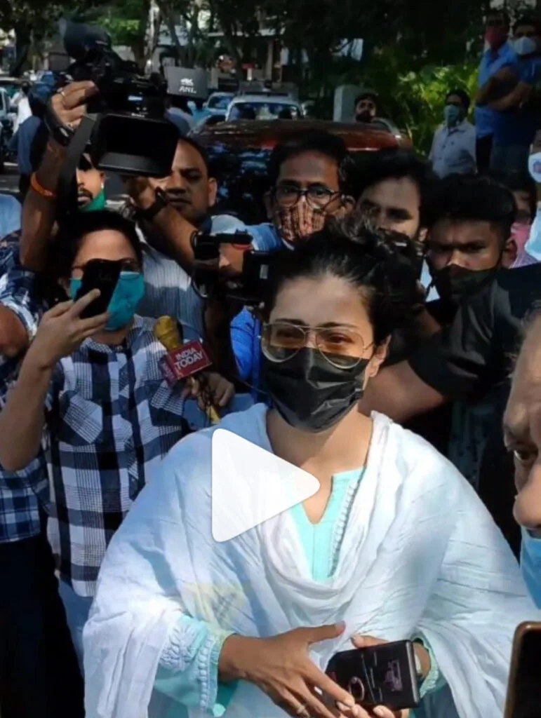 मशहूर गायक बप्पी लहरी का 69 वर्ष की उम्र में निधन हो गया है। बॉलीवुड सितारे उनके अंतिम दर्शन करने के लिए उनके घर पहुंच रहे है। 