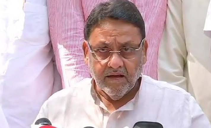 कथिततौर पर अंडरवर्ल्ड से संबंधो के बारे में प्रवर्तन निदेशलय की टीम आज सुबह एनसीपी नेता नवाब मलिक के घर पर पहुंची थी। उनसे लगभग एक घंटे की पूछताछ के बाद ED की टीम मलिक को अपने दफ्तर ले गई।