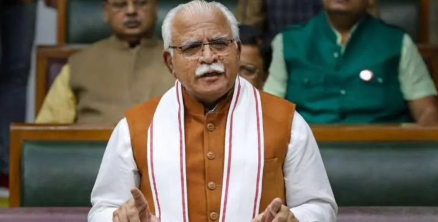 अभिभावकों के विरोध के बाद हरियाणा सरकार ने इस साल 5 वीं और 8 वीं कक्षाओं की बोर्ड की परीक्षाओं को रद्द ऐलान किया है। बोर्ड की परीक्षाओं को आयोजित करने के हरियाणा सरकार के प्रस्ताव के खिलाफ रविवार के दिन छात्रों के अभिभावकों ने विरोध प्रदर्शन किया था। जिसके बाद सीएम मनोहर लाल खट्टर के नेतृत्व वाली बीजेपी सरकार ने बोर्ड की परीक्षाओं को रद्द करने की घोषणा की है। 