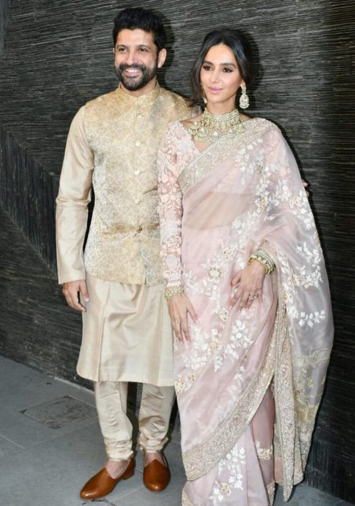 फरहान अख्तर और शिबानी दांडेकर शादी के बाद पहली बार मीडिया के सामने आए। इस दौरान दोनों ट्रेडिशनल आउटफिट में काफी जच रहे थे।