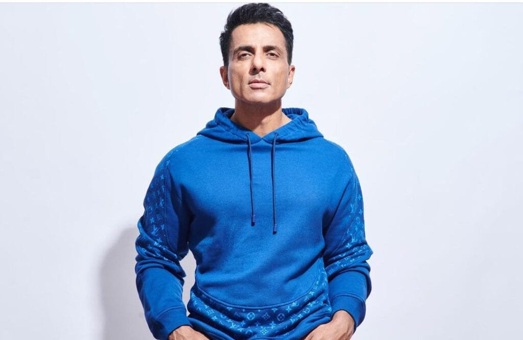 सोनू सूद पर आरोप है कि वे वोटरों को प्रभावित करने की कोशिश कर रहे थे। इसलिए उनकी कार को जब्त कर लिया गया है और उन्हें घर में ही रहने के आदेश दिए गए है।