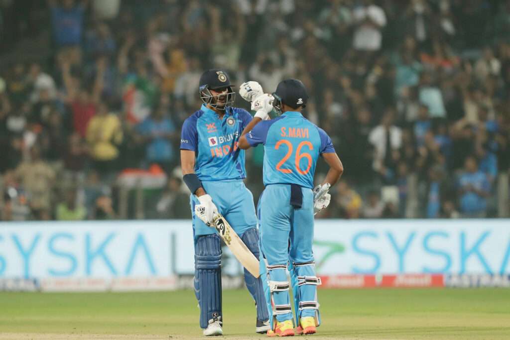 टीम इंडिया ने T20I मैच में श्रीलंका को हराकर 3-0 से सीरीज पर कब्जा कर लिया है। भारतीय टीम ने तीसरे T 20 मैच में श्रीलंका को छह विकेट से हराकर शानदार जीत हासिल की है। भारत की तरफ से श्रेयस अय्यर ने अपनी काबिलियत को दुनिया के सामने दिखाया है।