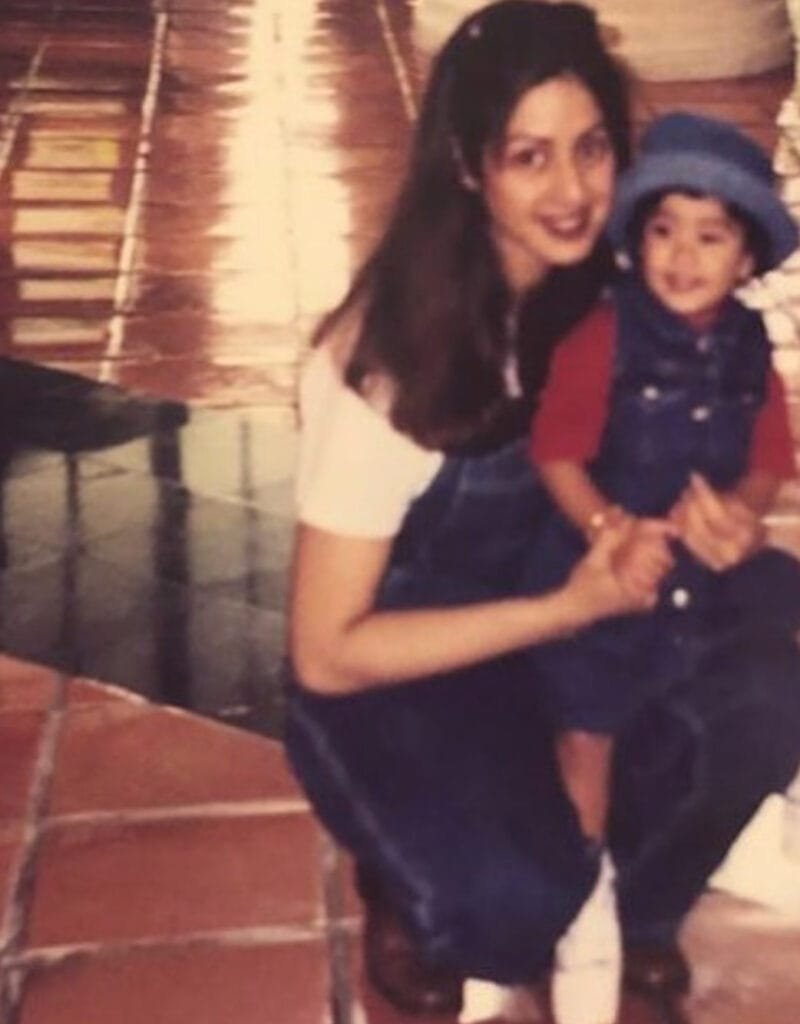 Sridevi को याद कर भावुक हुई ख़ुशी और जान्हवी कपूर