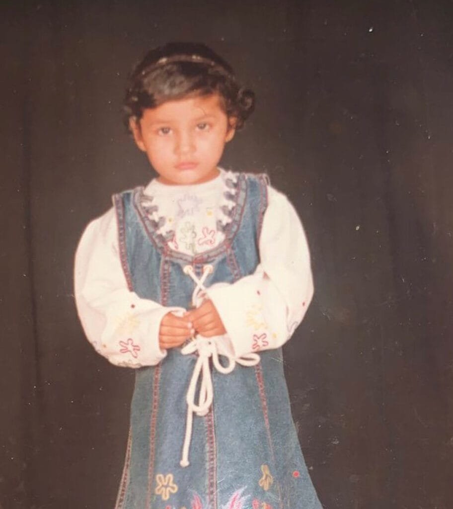 शहनाज़ गिल ने अपने बचपन के दिनों को याद किया है। उन्होंने अपने बचपन की एक तस्वीर शेयर की है जिसे सोशल मीडिया पर खूब पसंद किया जा रहा है। 