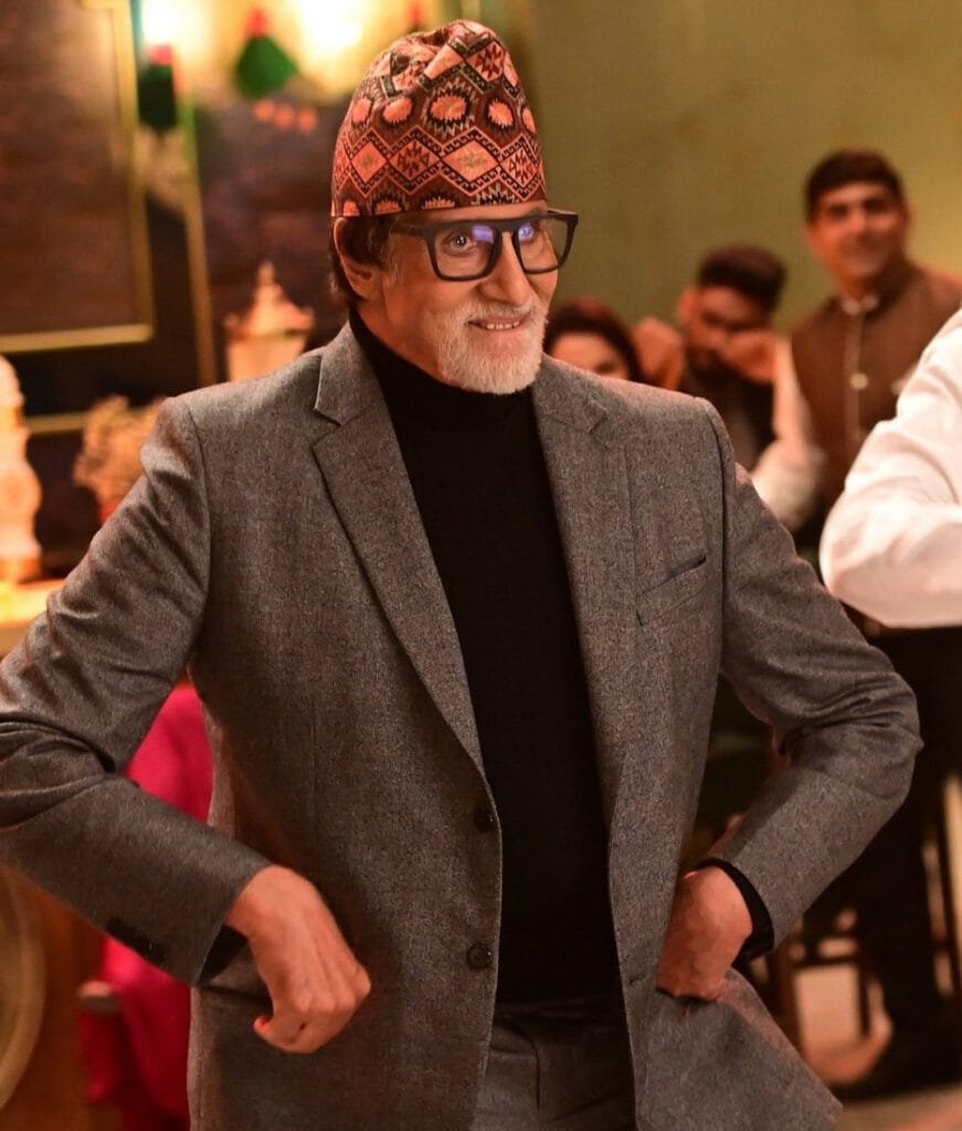 अनुपम खैर की बर्थडे पार्टी में सूट-बूट और ट्रेडिशनल नेपाली टोपी पहन पहुंचे अमिताभ बच्चन, देखिए तस्वीरें और वीडियो 1 अनुपम खैर के बर्थडे सेलिब्रेशन में अमिताभ बच्चन, डैनी डोंजगप्पा, बोमन ईरानी और फिल्म 'ऊँचाई' की टीम शामिल रही। वीडियो में अनुपम अमिताभ बच्चन से गले मिलते है और डैनी डोंजगप्पा से पैर छूकर उनका आशीर्वाद लेते है।