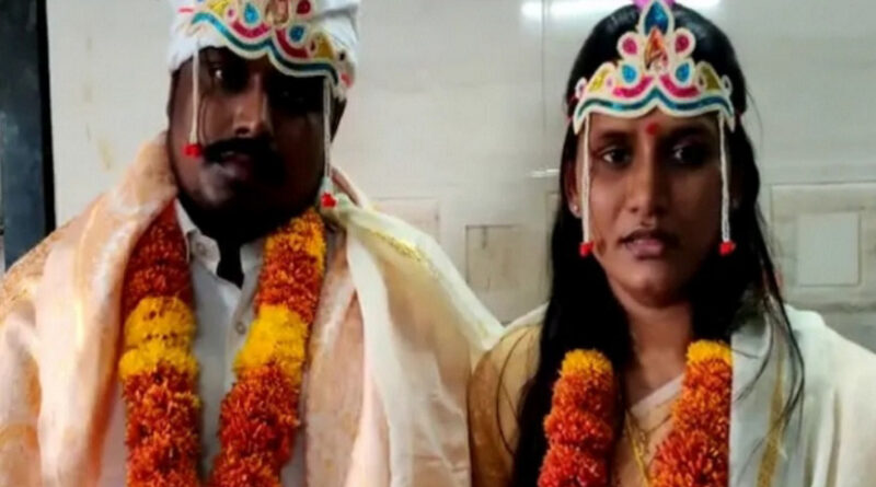 तमिलनाडु के मंत्री पीके शेखर की बेटी जनकल्याणी ने अपने प्रेमी सतीश के साथ घर से भागकर शादी कर ली है। मंत्री के बेटी ने खुद की और पति की जान को खतरा बताकर बेंगलुरु पुलिस कमिश्नर से सुरक्षा की गुहार लगाई है। 
