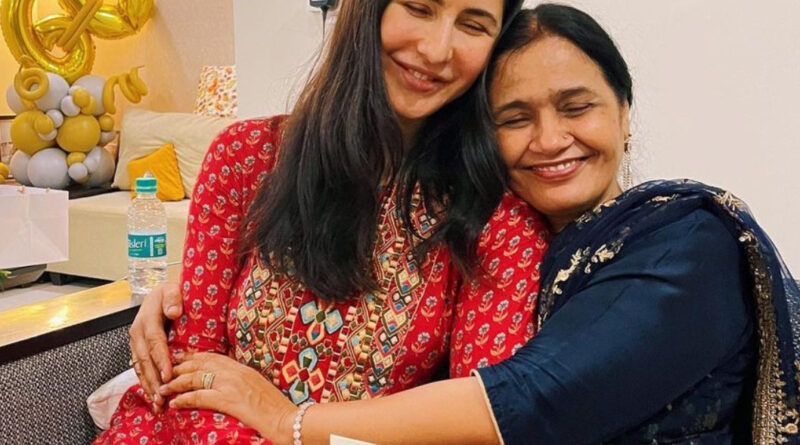 अंतर्राष्ट्रीय महिला दिवस के अवसर पर जहां सारी दुनिया महिलाओं को सम्मान दे रही है, वहीं विक्की कौशल ने भी अपनी वाइफ और एक्ट्रेस कैटरीना कैफ और अपनी माँ की एक प्यारी सी तस्वीर साझा की है। 