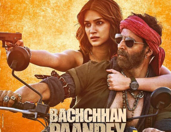 बच्चन पांडे का 'सारे बोलो बेवफा' गाना रिलीज हो चूका है। रिलीज होते ही इस गाने ने धमाल मचा दिया है। अक्षय कुमार इस गाने में बड़ी ही एनर्जी और स्टाइल के साथ परफॉर्म करते नजर आ रहे है। 
