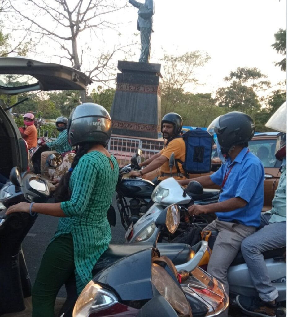 कॉमेडियन कपिल शर्मा की एक तस्वीर सोशल मीडिया पर खूब वायरल हो रही है। तस्वीर में उनको फ़ूड डिलवरी बॉय बना देखा जा सकता है। ऑरेंज कलर की टी शर्ट पहने कपिल शर्मा को मोटरसाइकिल पर बैठे देखा जा सकता है। उनकी पीठ पर एक बड़ा सा बैग भी देखा जा सकता है। 