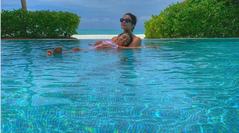 Chilling Aaradhya: स्विमिंग पूल में चिल करती नजर आई आराध्या बच्चन
